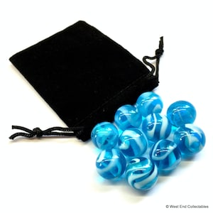 Pode incluir: Uma bolsa de veludo preto com fecho de cordão contendo dez bolas de vidro azuis com padrões de espiral branca.