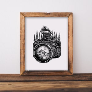 Forested Camera + Mountain Lens II Art Print natuurcamera tekening fotograaf cadeau, vintage camera muurkunst camera-illustratie, peninkt