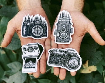 Nature Camera Sticker Pack - Autocollants en vinyle imperméables Aventure et Envie de voyager inspirés pour les photographes Randonneurs, Voiture Portable Waterbottle