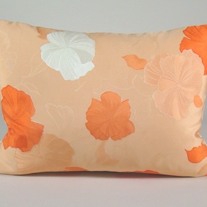 Apricot Blumen Kissenbezug, abstraktes Blumenkissen, Vintage Seiden Kimono, upcycled Kissen, moderne Wohndeko, Frühlingsgeschenke für Frauen