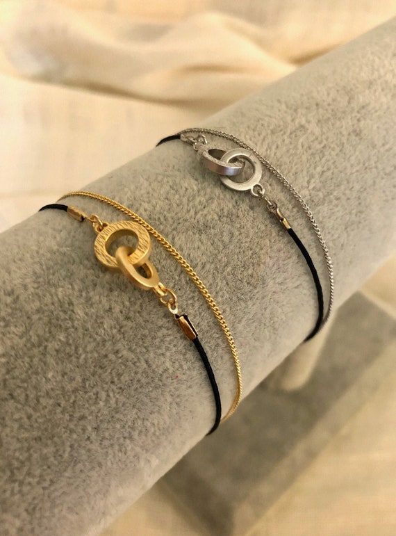 Linked circle bracelet sale