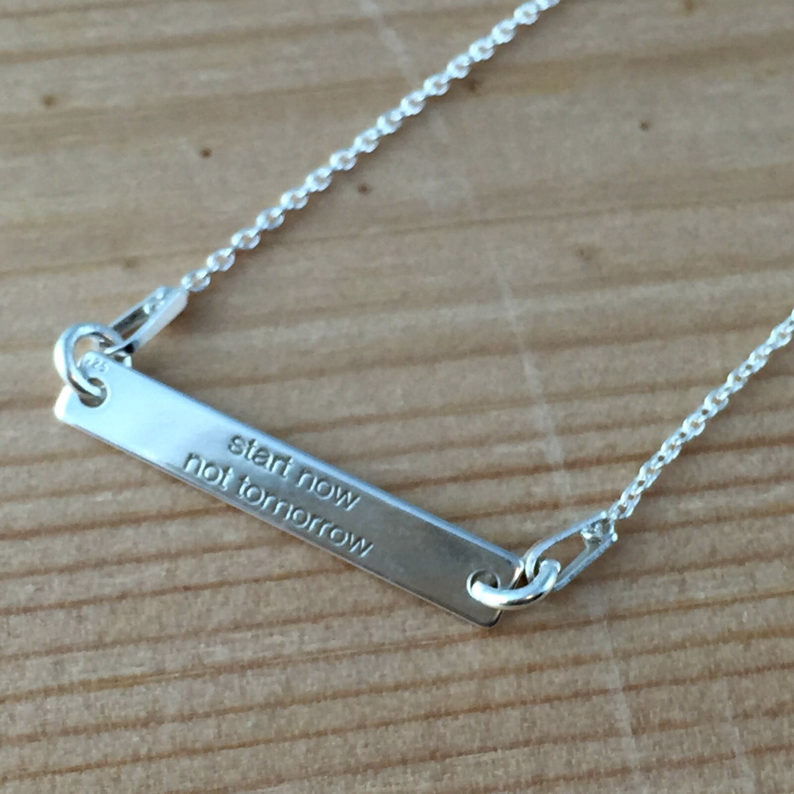 Collana con barra verticale personalizzata: gioielli personalizzati in argento sterling - Italia