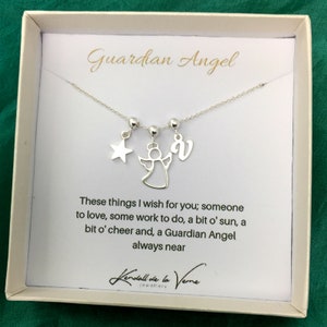 以下が含まれることがあります： 天使、星、Vの文字のチャームが付いたシルバーネックレス。ネックレスは、