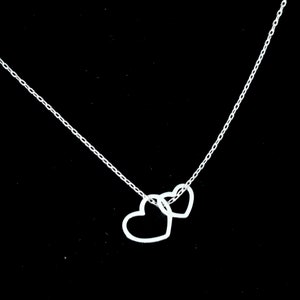 Minimalistische Interlocked Herz Halskette, Sterling Silber Verschlungene Liebe Herzen Halskette, Zierliche Doppel Herz Halskette