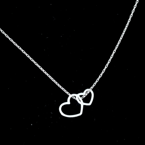 Collier de cœur imbriqué minimaliste, collier de cœurs d’amour entrelacés en argent sterling, collier double cœur délicat