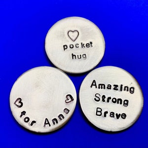 Ficha de abrazo de bolsillo: regalo para hombres en , Ficha de bolsillo personalizada, Envía amor como regalo de San Valentín, Moneda de bolsillo con nombre increíble, valiente y fuerte