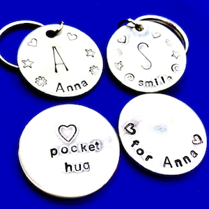 Fichas de regalo o llaveros de Pocket Hug en Pocket Hugs personalizados Pensando en ti Increíble, valiente, fuerte, regalo de San Valentín