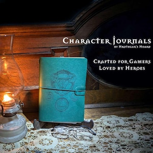 Op de afbeelding: Een tealblauw lederen gebonden dagboek met een decoratief symbool op de voorkant. Het dagboek is getiteld "Character Journals" door "Hrothgar's Hoard" en zegt "Crafted for Gamers Loved by Heroes".
