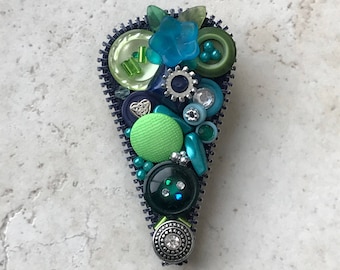 Button Heart Pin, Green - Zipper