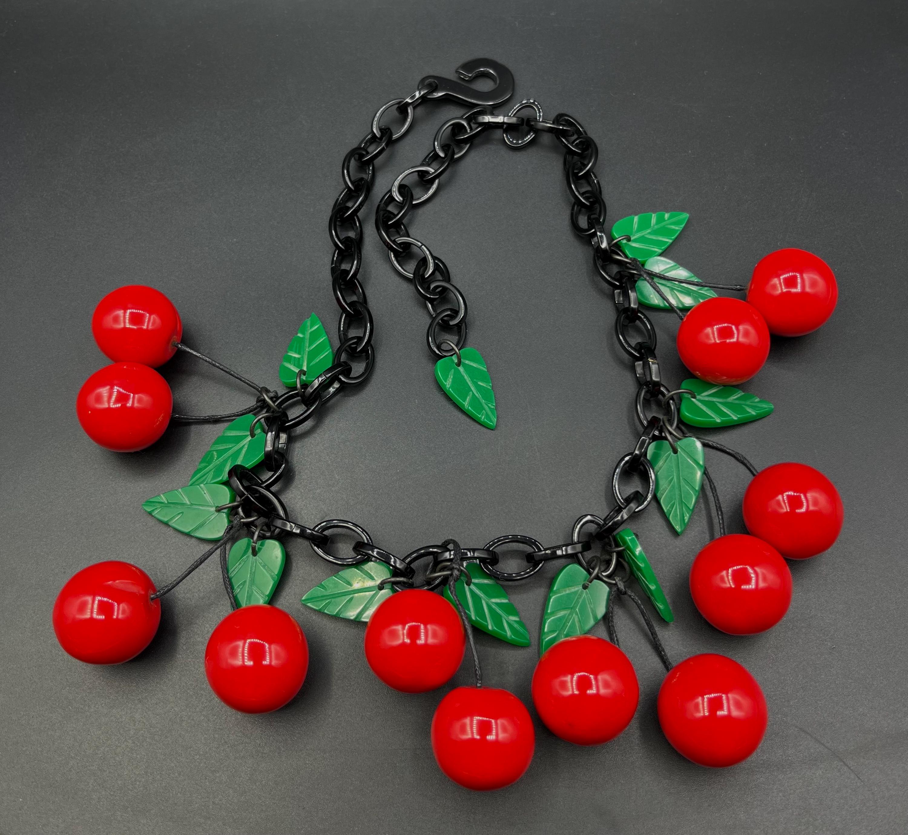Bracelet Vintage En Résine Rouge Et Noir MARION GODART Paris - Occasion, Pièce Unique Et élégante