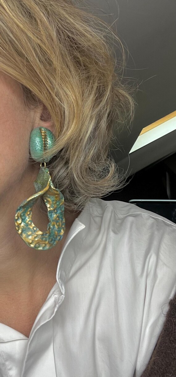boucle d oreille clip vintage résine bleu or signé NAKY Marc Naccaro  createur années 1980 View 2