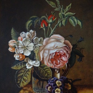 Puede incluir: Una pintura de bodegón con un ramo de flores en un jarrón de vidrio. Las flores incluyen rosas, flores de manzano y prímulas. El jarrón está decorado con un borde dorado y se encuentra sobre una superficie marrón. La pintura está firmada "O. Abakumova".