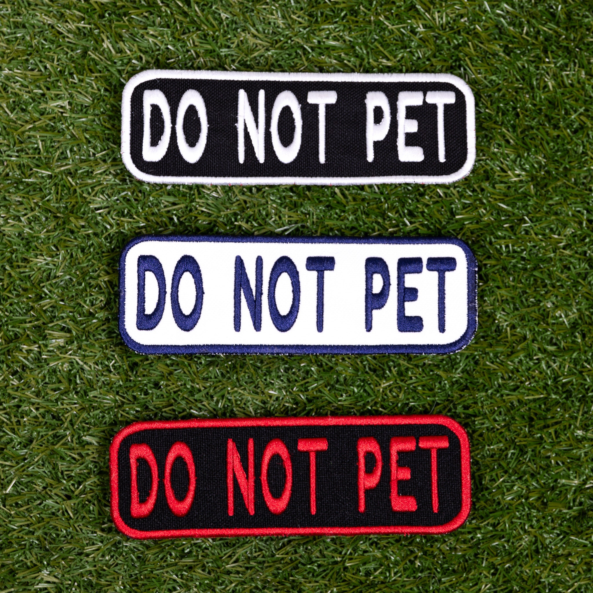 Morale Patch Ricamato "Please Don't Pet Me I'm Working" &ndash; Attacco Hook &amp; Loop (Nuovo)