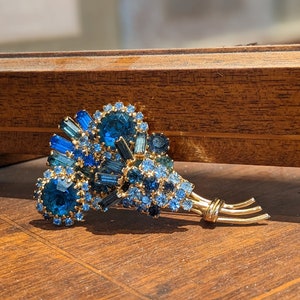 Impresionante broche de racimo de diamantes de imitación azules - ramo floral