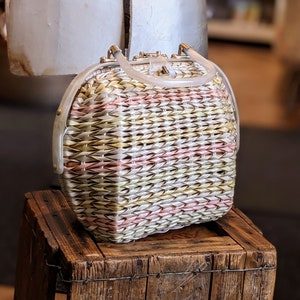 Bolso de mano vintage de mimbre en color rosa pastel y blanco con asa de metacrilato, c.1960