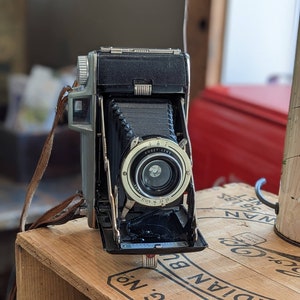 Appareil photo touristique pliant Kodak vintage avec flash Kodon et bracelet en cuir
