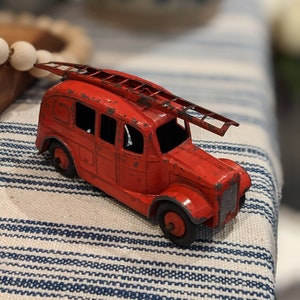Camión de bomberos aerodinámico de Dinky Toys