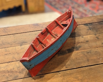 Stara, ręcznie robiona łódź Dory w stylu folkowym