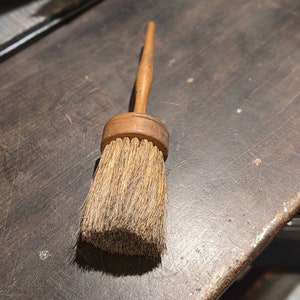 Cepillo antiguo de pelo de caballo con mango de madera torneada