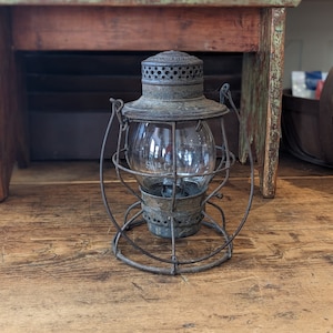 Antique E.T. Wright & Co. Hamilton Ont. Railroad Lantern Southern Pacific Globe