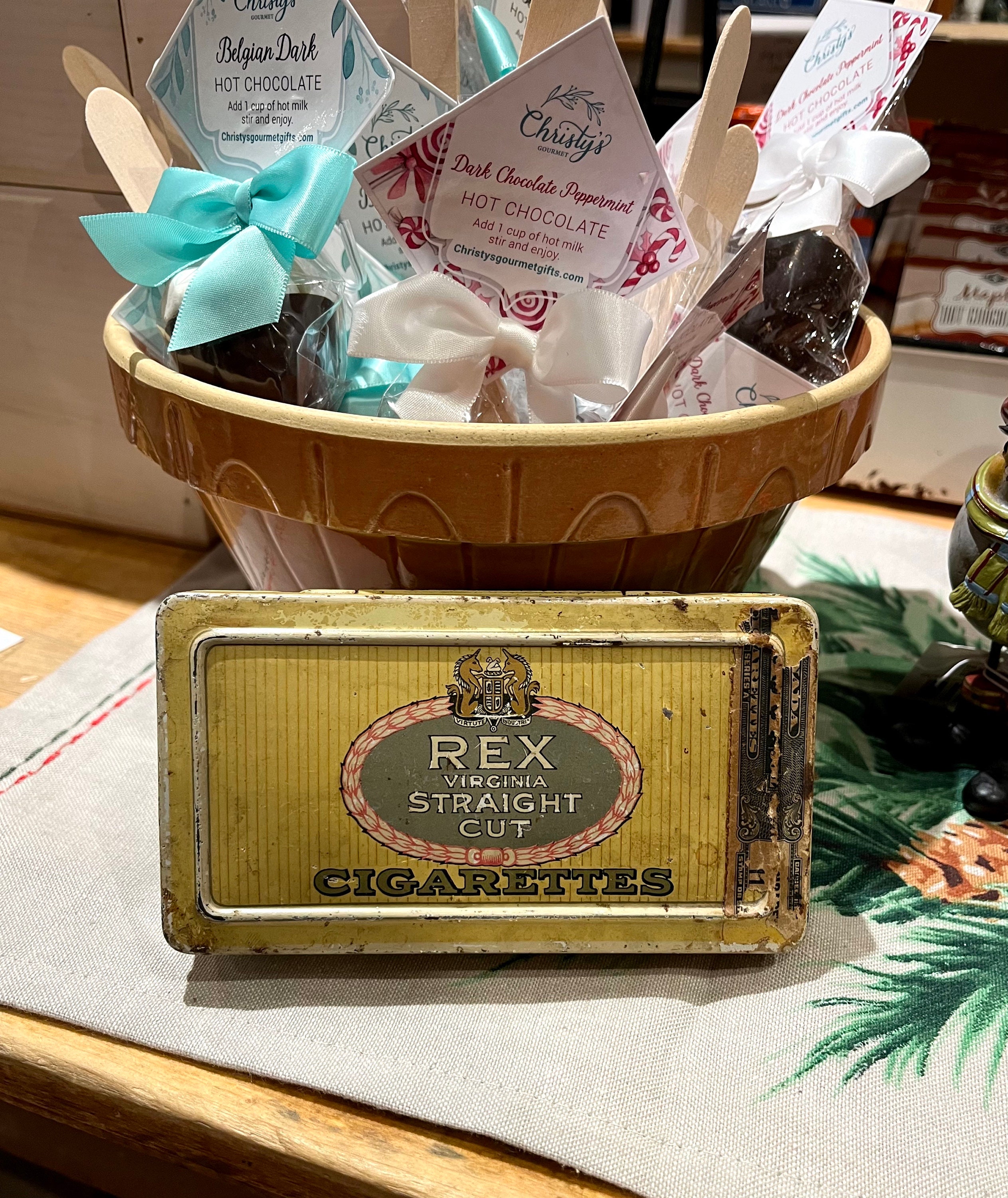 cigarette hamper Vintage Rex Virginia Straight Cut Cigarettes Tin