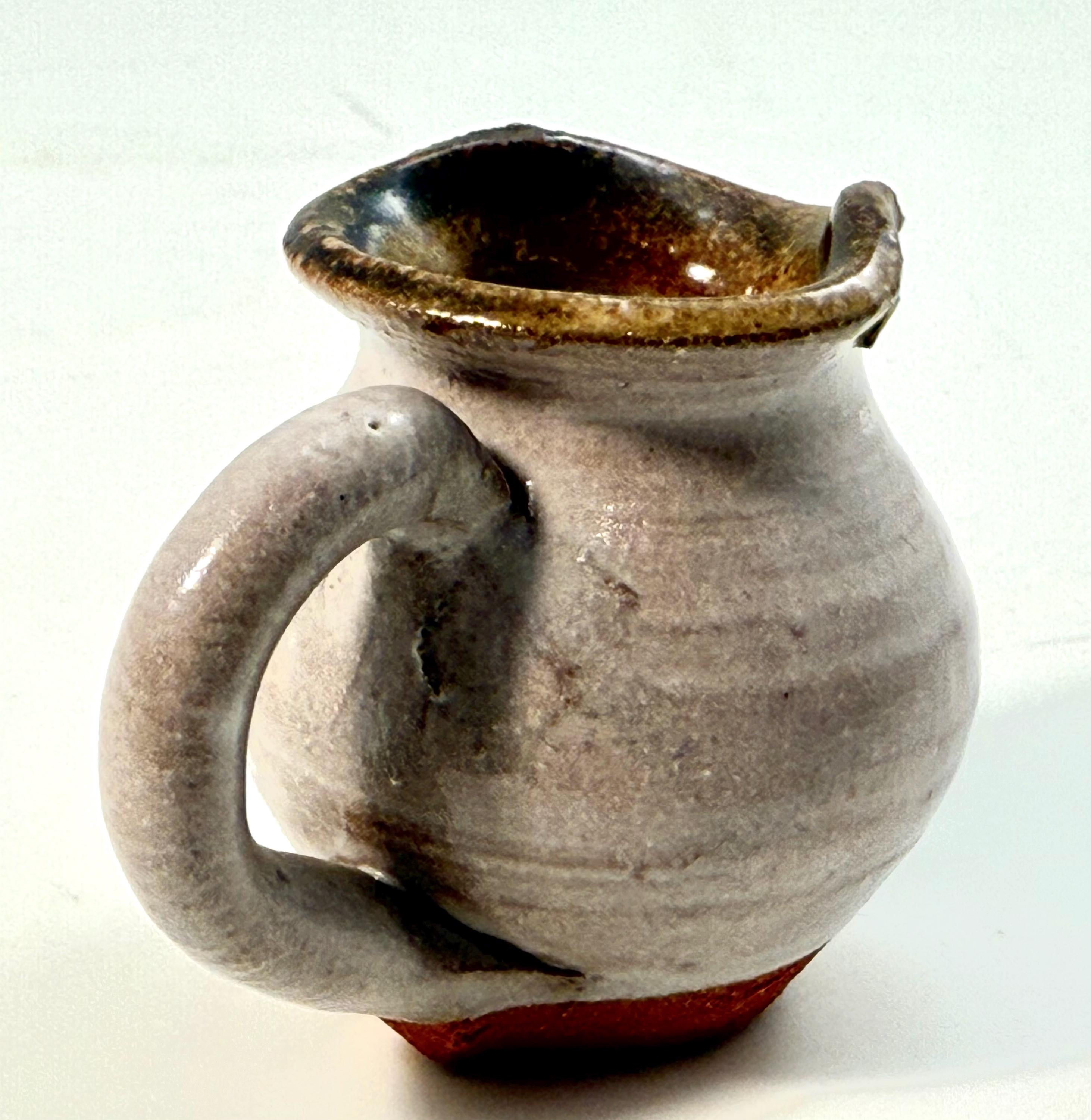 コバルトブルーの花が描かれたヴィンテージのミニチュア陶器製