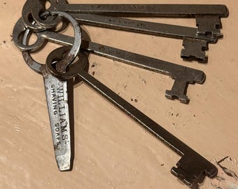 Vintage Williams Rasierseife Schlüsselanhänger mit Schraubenzieher & 4 Skelettschlüssel 3 1/4 ”