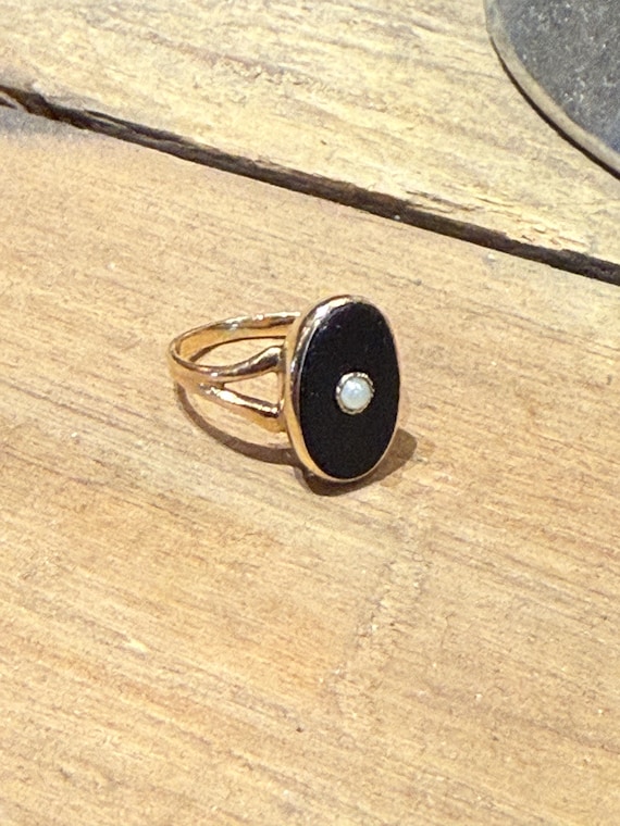 10K Gold Oval Black Onyx Ring with Pearl Centre Size 2.5 c.1950