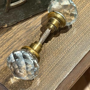 Coppia di pomelli per porte in vetro sfaccettato con parte superiore appuntita, inizio XX secolo