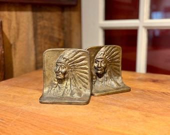 Sujetalibros de bronce de jefe nativo