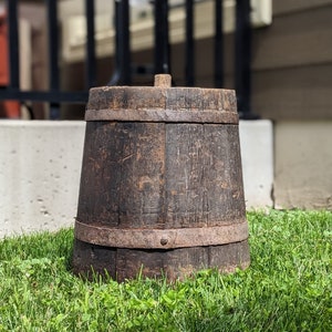 Antiker Kiefernsaft Eimer mit Stopper - Top & geschmiedete Umreifung, rustikal, Dekor, Wohnkultur, antikes Dekor, Sammlerstück, Primitive, Geschenk, Firkin