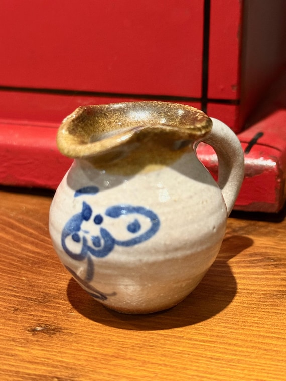 コバルトブルーの花が描かれたヴィンテージのミニチュア陶器製