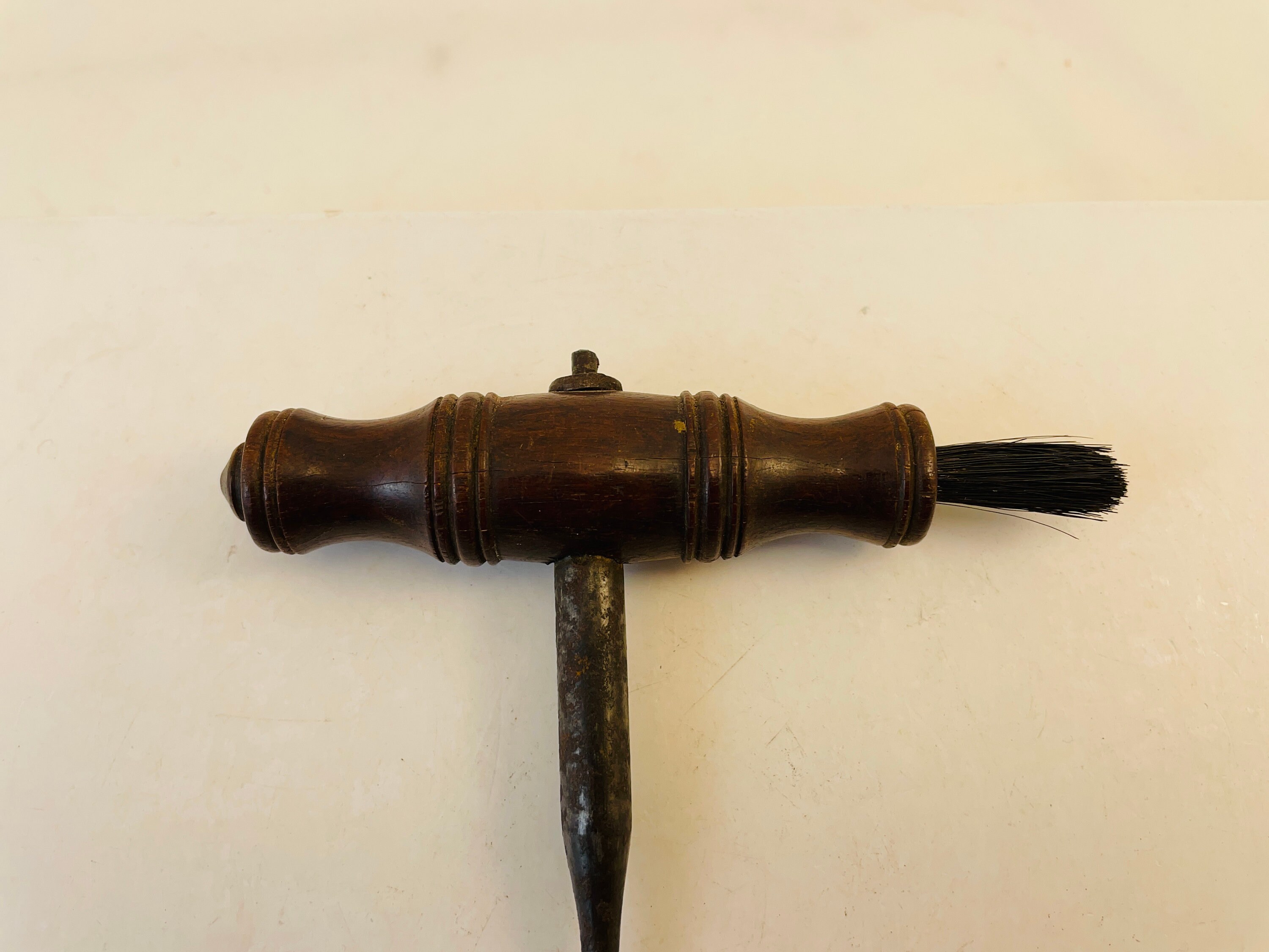 Tire-bouchon Ancien Manche Bois Avec Brosse Tige Métal Ouvragé Et Disque Butoir