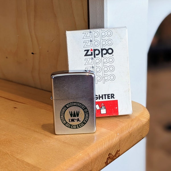 Briquet Zippo vintage - International Woodworkers of America NIB, tabac, collection, rare, cadeau