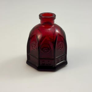 Calamaio vintage Wheaton Carter in vetro rosso rubino, design ottagonale a cattedrale