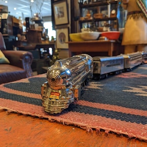 Vintage American Flyer Silver Bullet Spielzeugeisenbahn mit Personenwagen C.1956