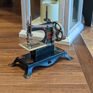 Vintage alemán hecho manivela máquina de coser para niños, coleccionable, sala de costura, decoración, regalo