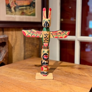 Totem vintage intagliato a mano e dipinto a mano dalla costa della Columbia Britannica