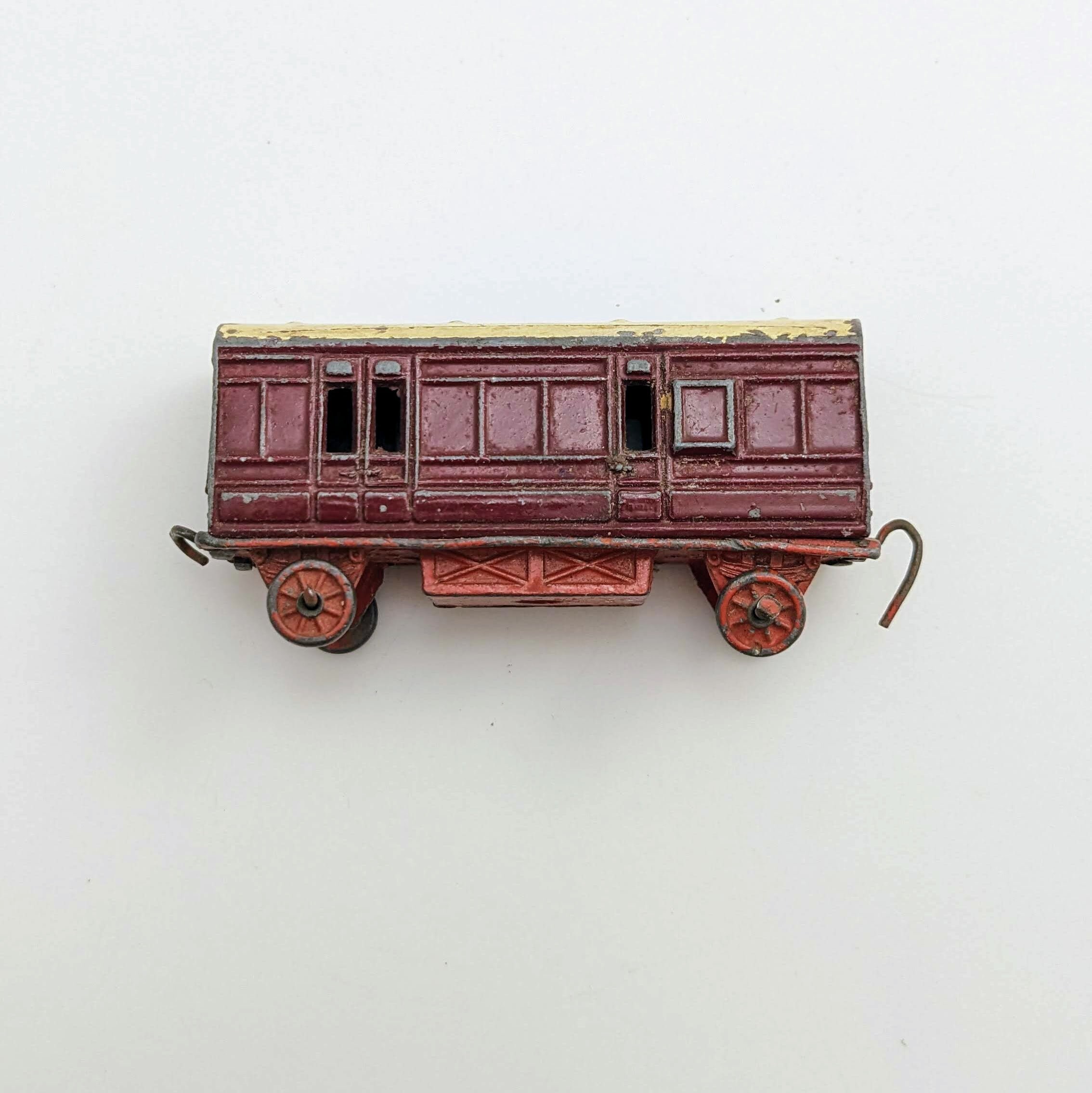 DINKY TOYS FRANCE. Wagon rouge (avant guerre) REF:20a