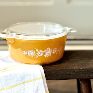 Cacerola de Pyrex con tapa y diseño de mariposa dorada vintage - Modelo n.º 475B