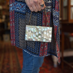 Cartera de mano vintage de nácar de los años 50 con minaudière compacto