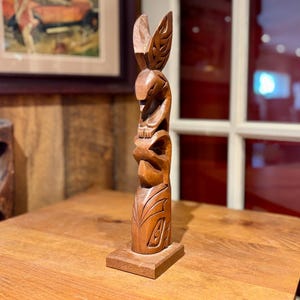 Totem intagliato d&#39;epoca di Wesley Williams dalla costa occidentale della Columbia Britannica