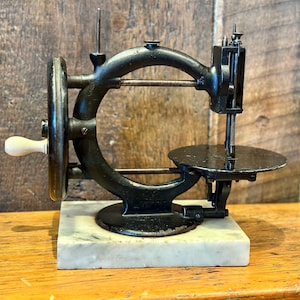 Antica macchina da cucire Little Wanzer con parti originali