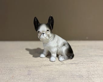 座っている磁器のフレンチブルドッグ - 20 世紀中期 - レトロな装飾