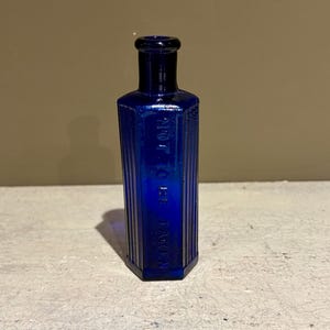 Antike kobaltblaue sechseckige, gerippte Giftflasche