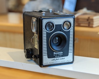 Kodak コダック SIX-20 BROWNIE ボックスカメラ Why we love the Kodak Six-20 Portrait Brownie Box Camera