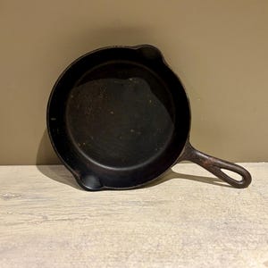 Vintage T. Eaton No. 5 Cast Iron Frying Pan 8 Inch Skillet