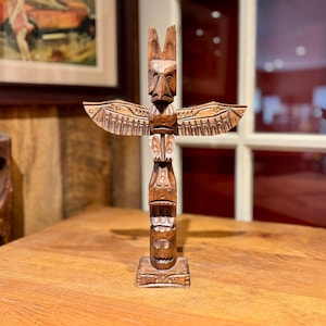 Totem vintage intagliato a mano dalla costa settentrionale della Columbia Britannica, Canada