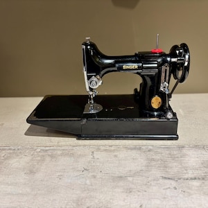 Máquina de costura Singer Featherweight, modelo 221, 1949