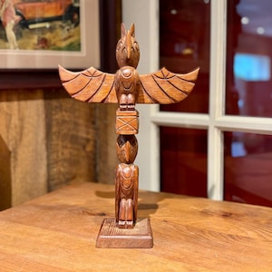 Totem intagliato d&#39;epoca di William Dennis, proveniente dal nord-ovest della Columbia Britannica